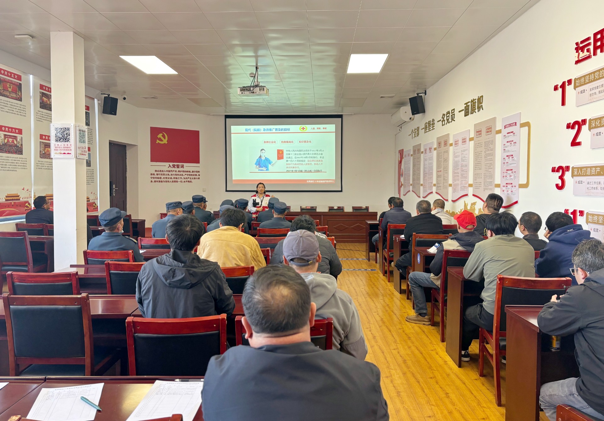 大觀篆新農(nóng)貿(mào)市場聯(lián)合五華區(qū)紅十字會開展持證救護員培訓(xùn)