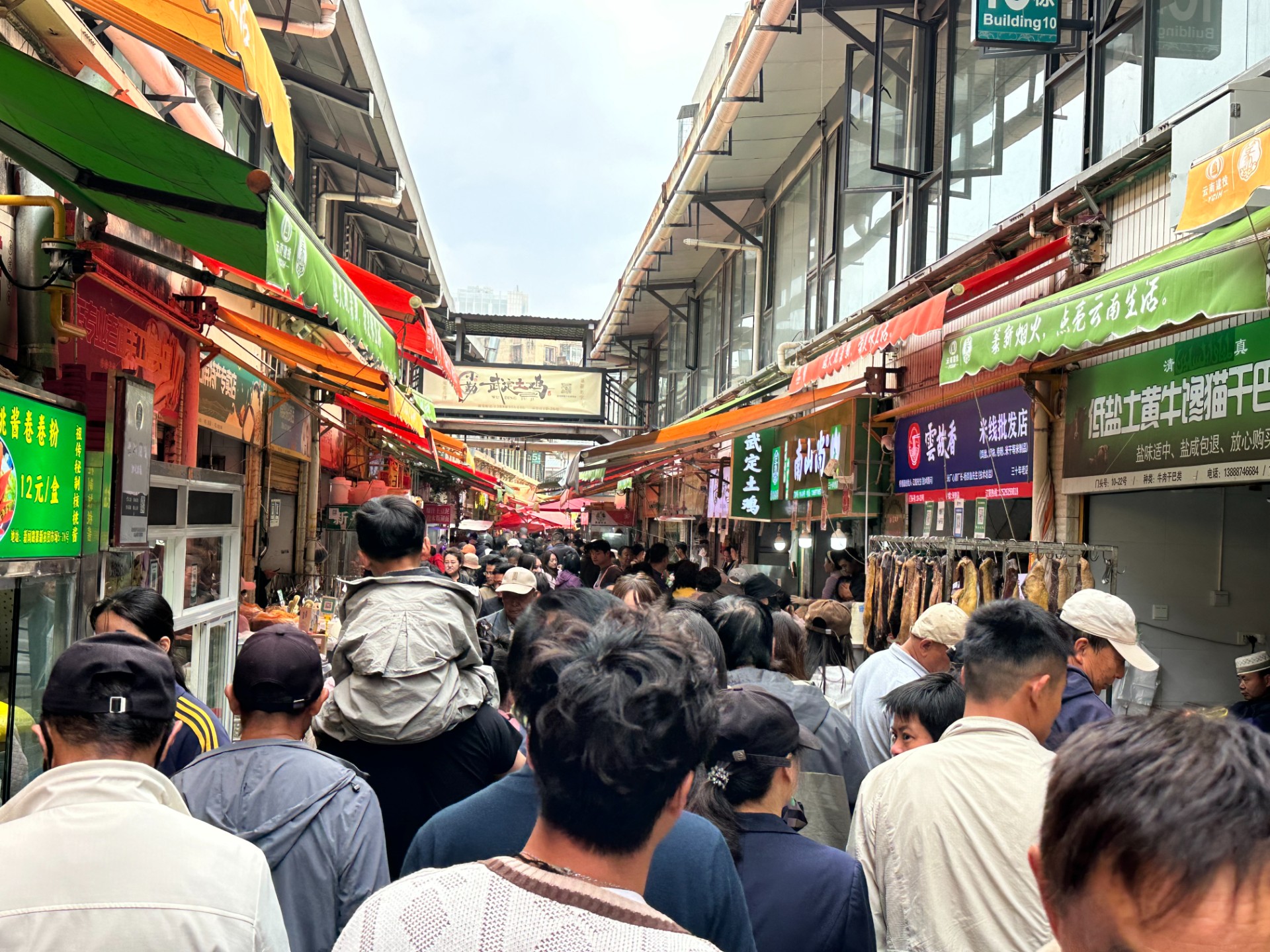 “五一”我在崗丨大觀篆新農(nóng)貿(mào)市場(chǎng)有序運(yùn)行