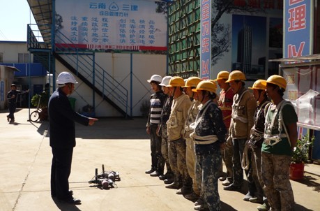 第三項(xiàng)目部強(qiáng)化勞務(wù)班組安全教育