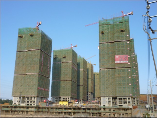 建工新城大沖村安置房工程1棟號提前封頂