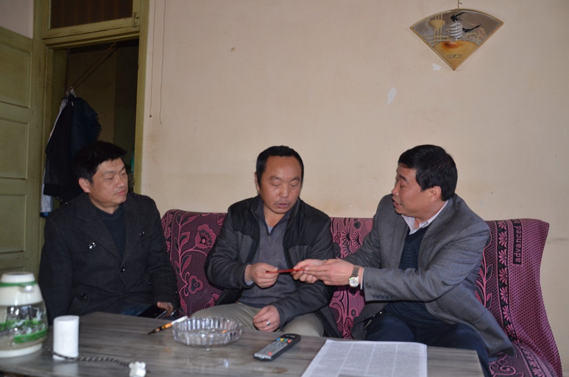 陳云周、彭云入戶慰問困難黨員及職工