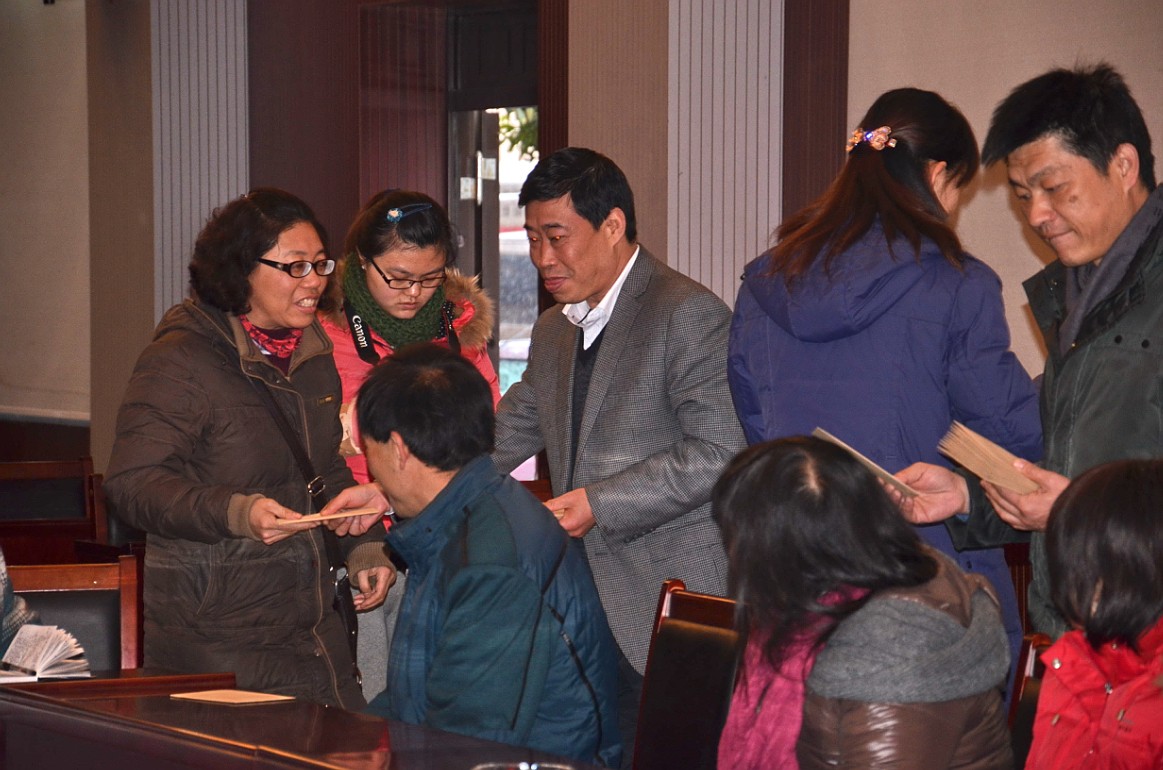 公司開展2014年元旦、春節(jié)送溫暖活動(dòng)