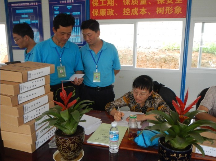 內(nèi)審組到芒市四B地塊第二項(xiàng)目部檢查工作