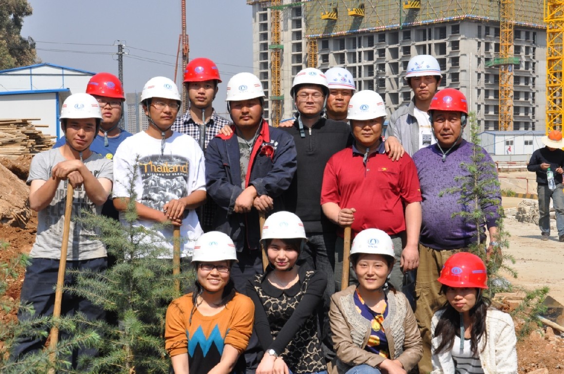 正是春暖花開時 青年植樹護(hù)綠忙