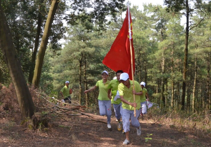 公司舉辦“青春作伴，勇攀高峰”登山比賽