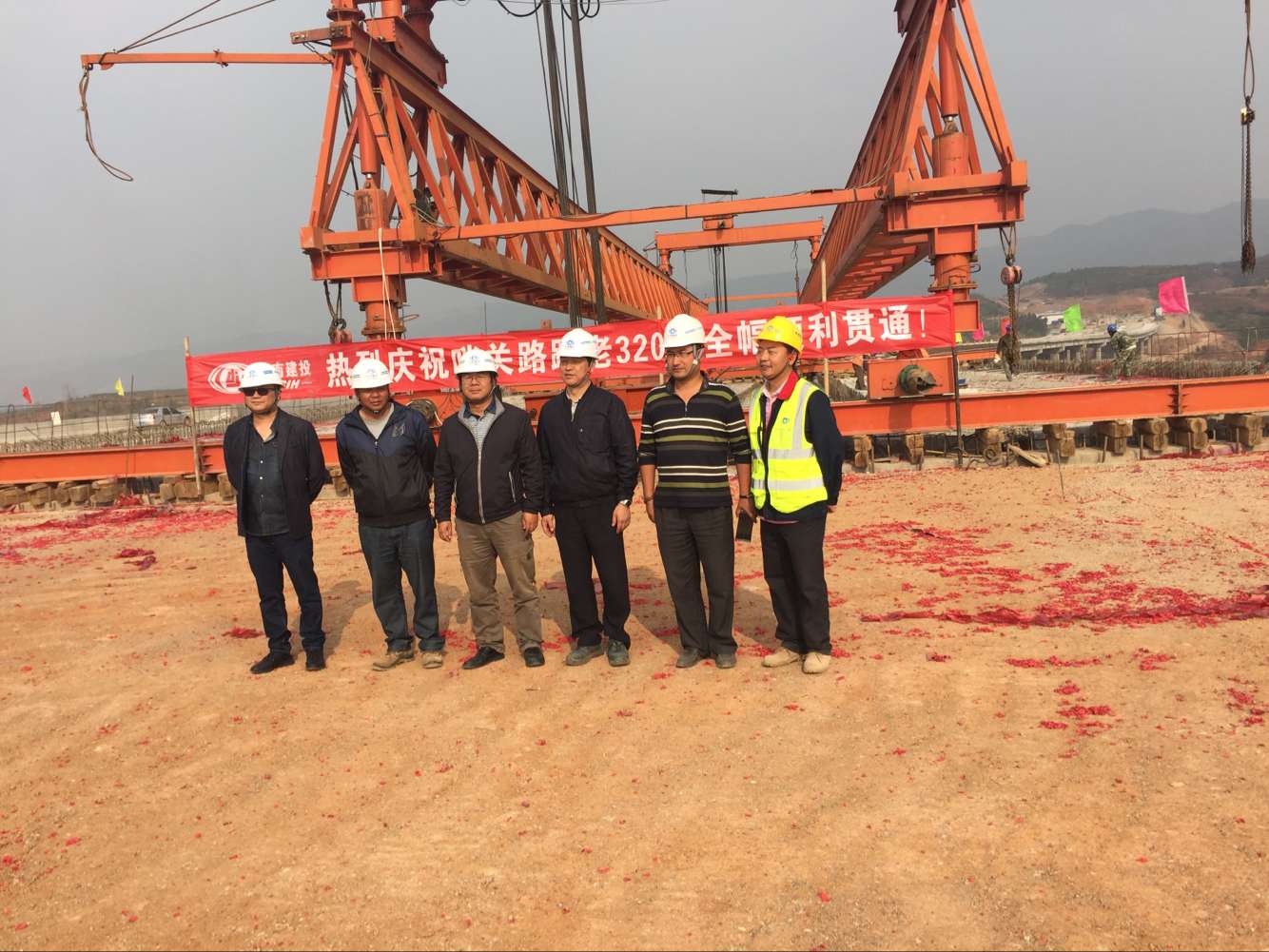 路橋市政直管部哨關路跨老320大橋實現全幅貫通