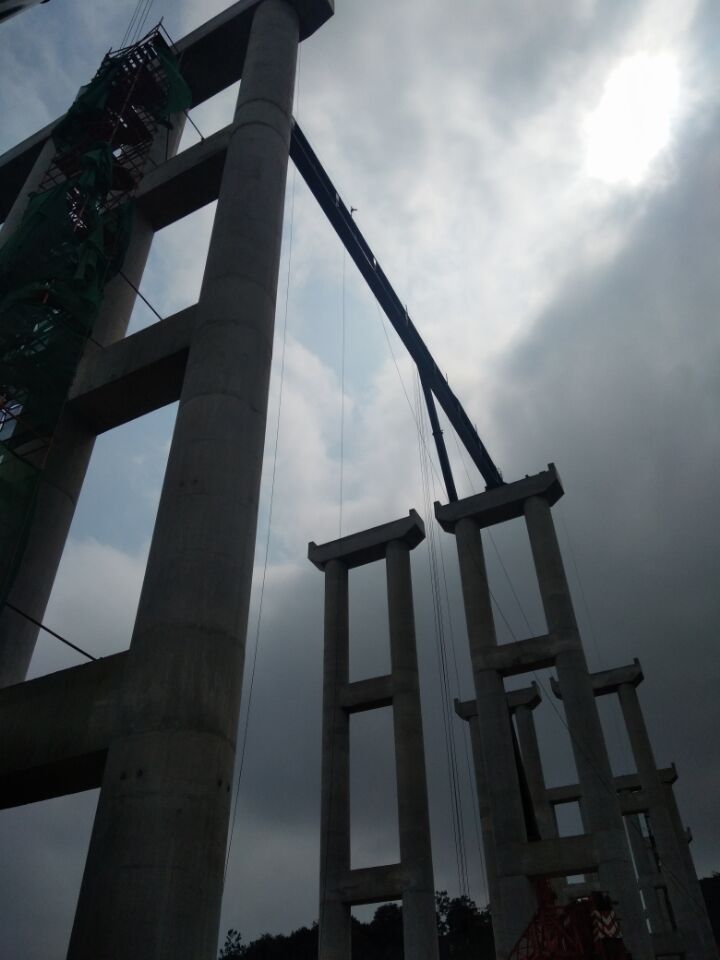 路橋市政直管部核桃溝1#大橋第一跨鋼箱梁順利吊裝