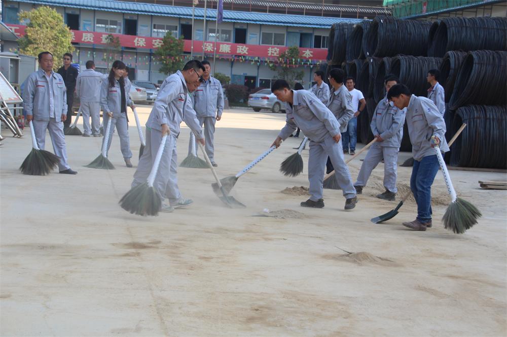 第六直管部組織“五.一”節義務打掃衛生活動