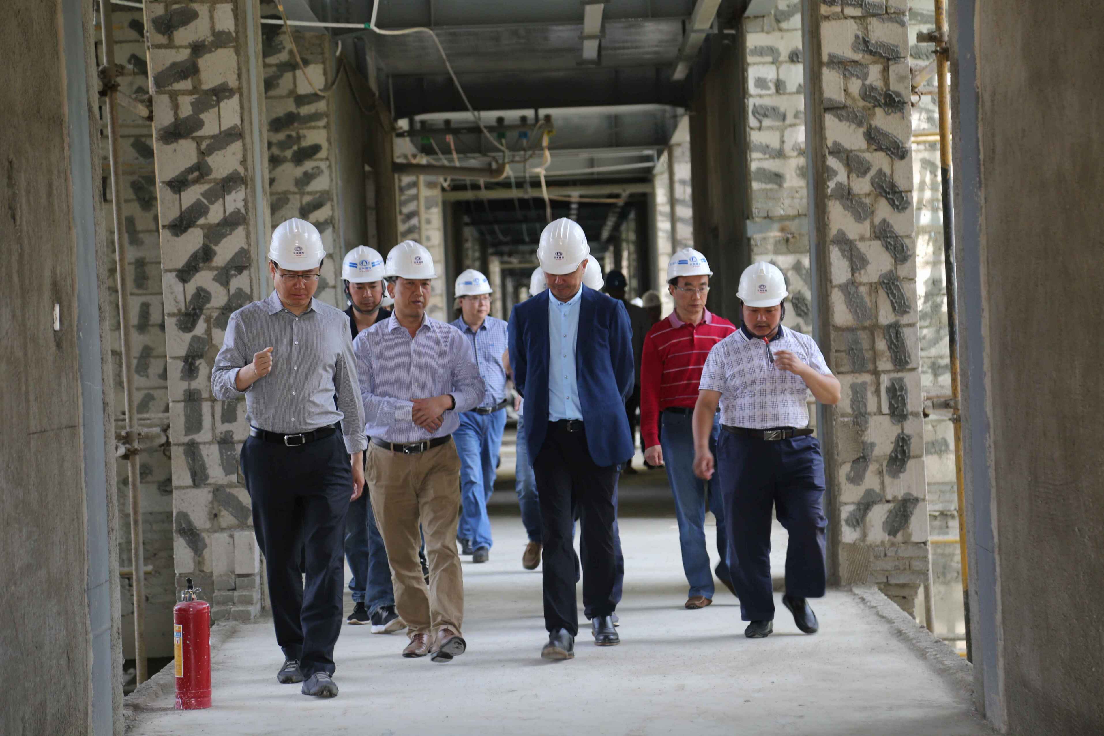 云南省省教育廳副廳長曾繼賢深入魯甸縣教育新區崇文中學調研報道 (2).png