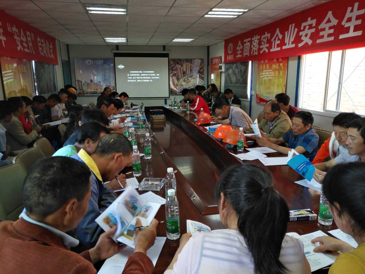 第四項目部新草房項目給民工上好“安全課”