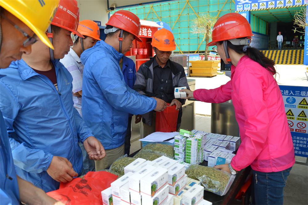 第二直管部為職工給農民工班組發放防暑降溫用品