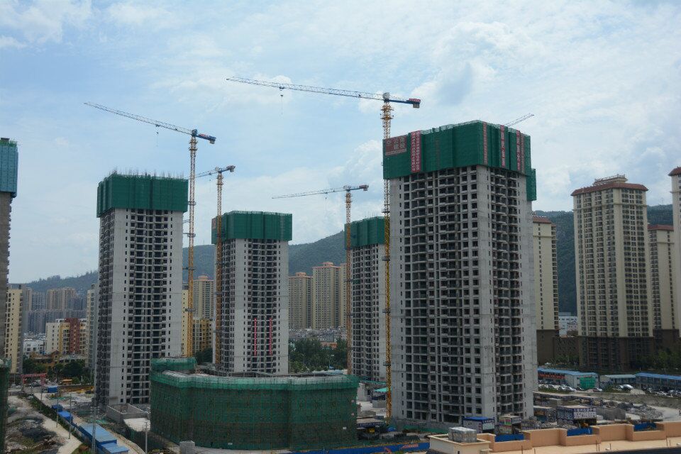 林語斕郡苑項目主樓首棟完成封頂