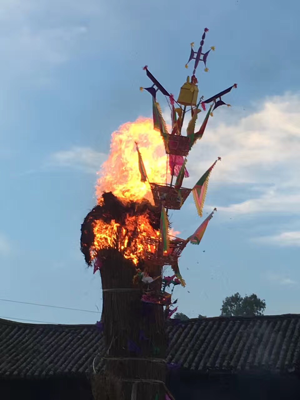 參天火把送祥瑞 華夏民族一家親