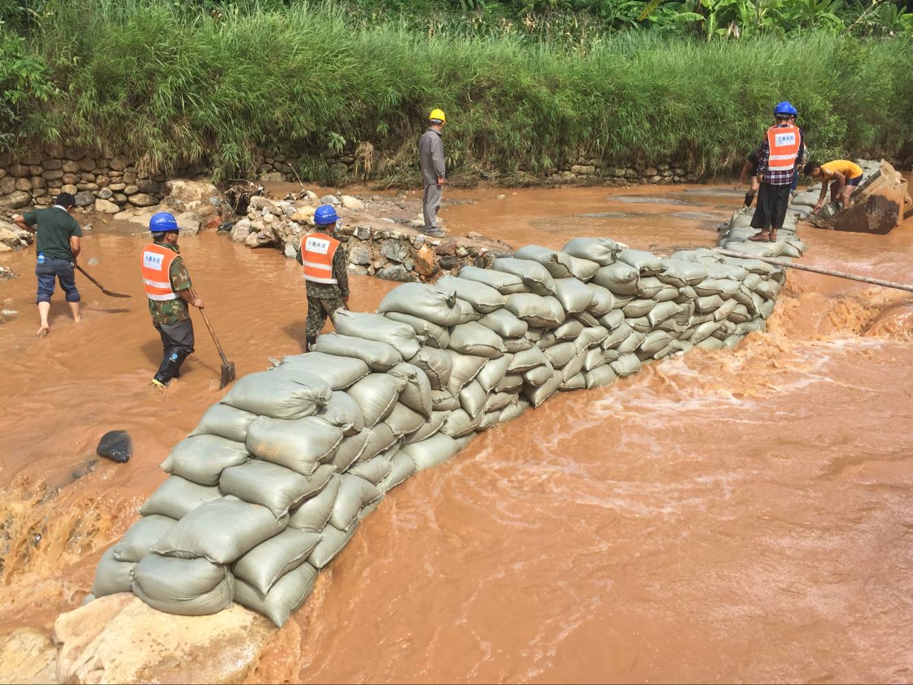 路橋市政直管部元蔓高速一分部抗洪搶險寫真情