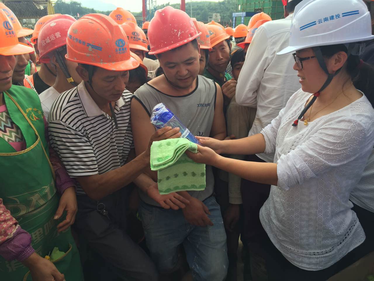 第四項目部昭通片區開展“送清涼活動”