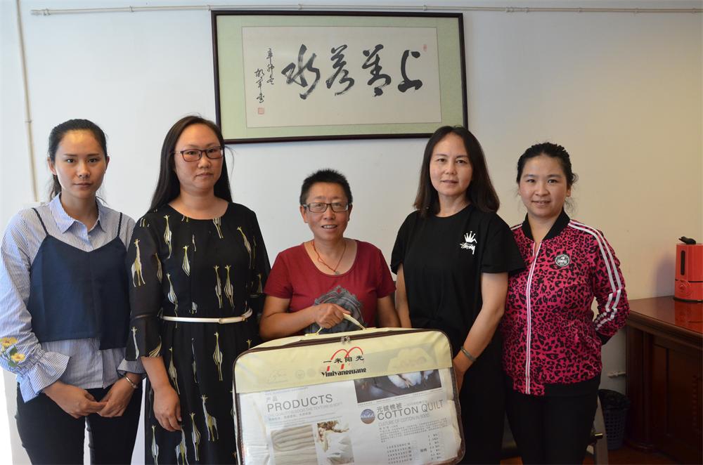 安裝分公司為退休職工發放慰問品