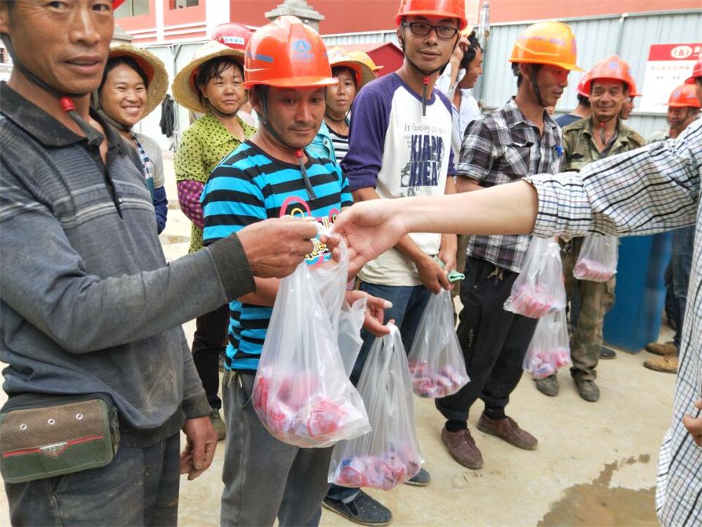 第十一直管部慰問在建項目農民工