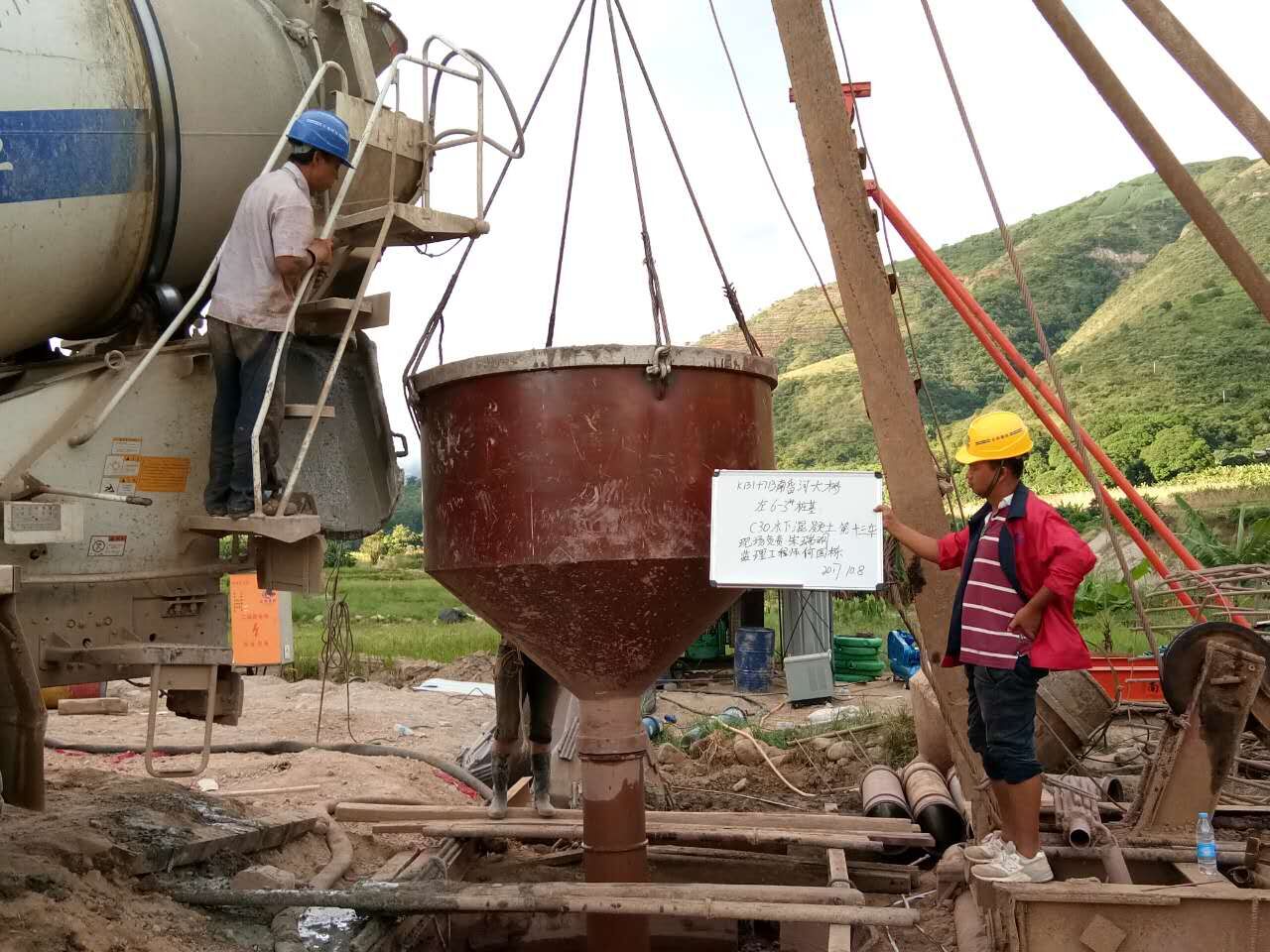 元蔓高速公路（玉溪段）四分部第一棵樁基順利澆筑