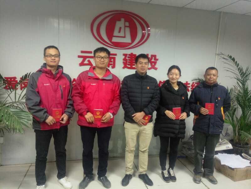 公司兩基層單位為黨員發放黨建學習讀本