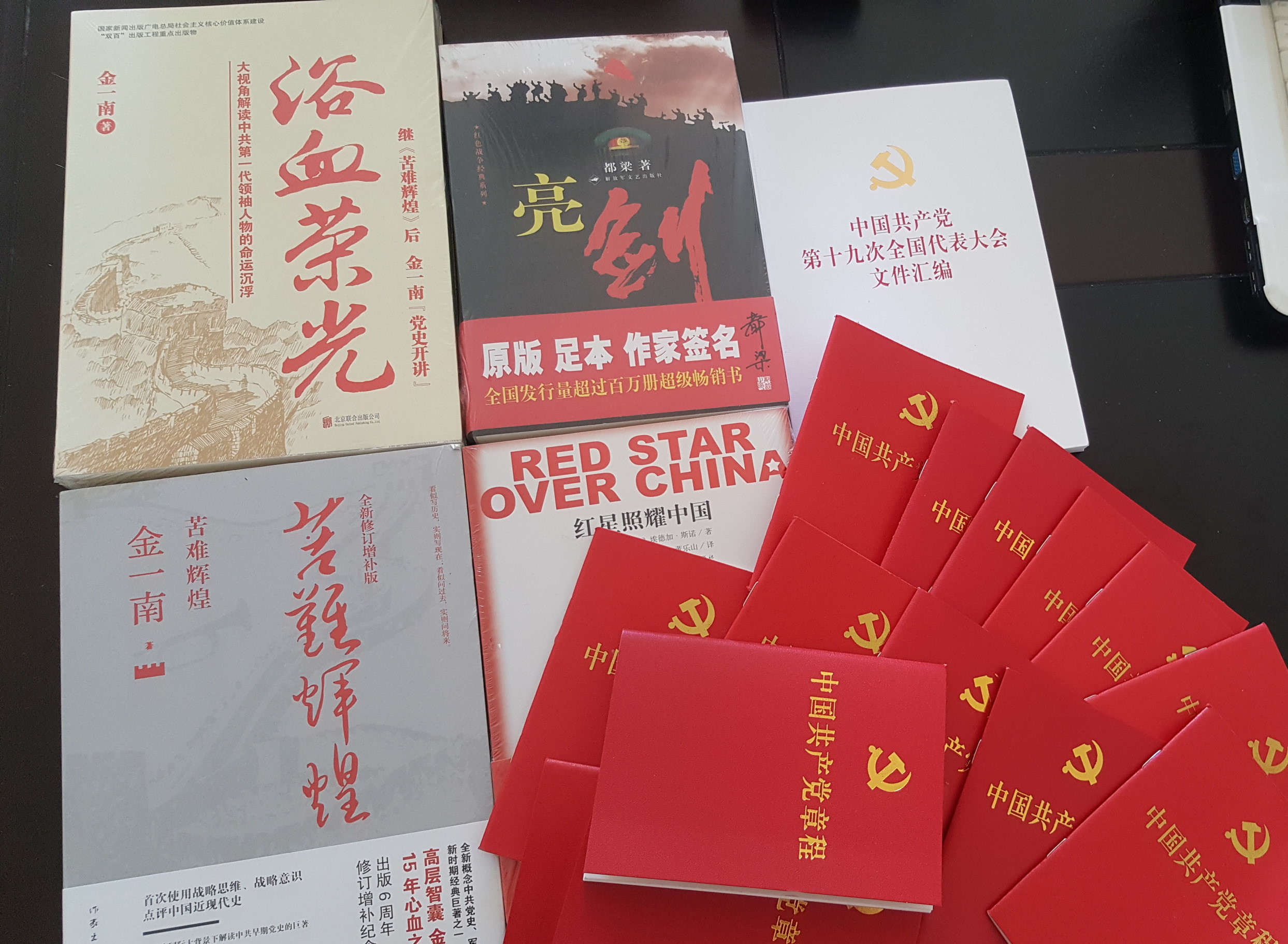 三公司第二直管部發放紅色典藏書籍.jpg