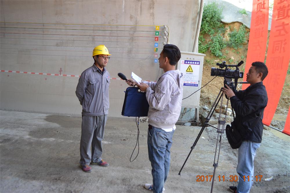 紅河縣電視臺專題采訪路橋市政直管部元蔓高速項目