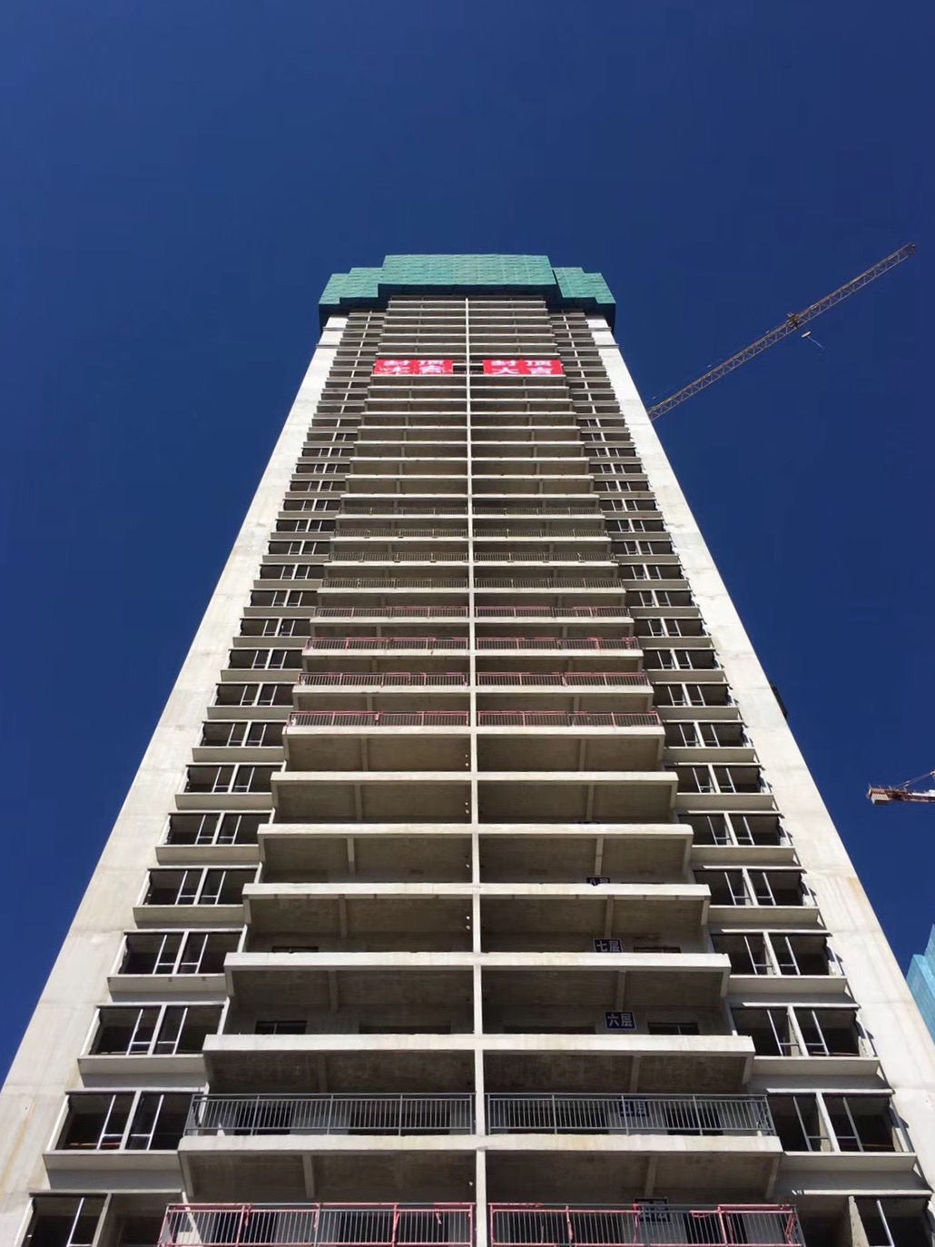 第四項目部盤龍區新草房城中村改造項目A1地塊完成首棟主體封頂