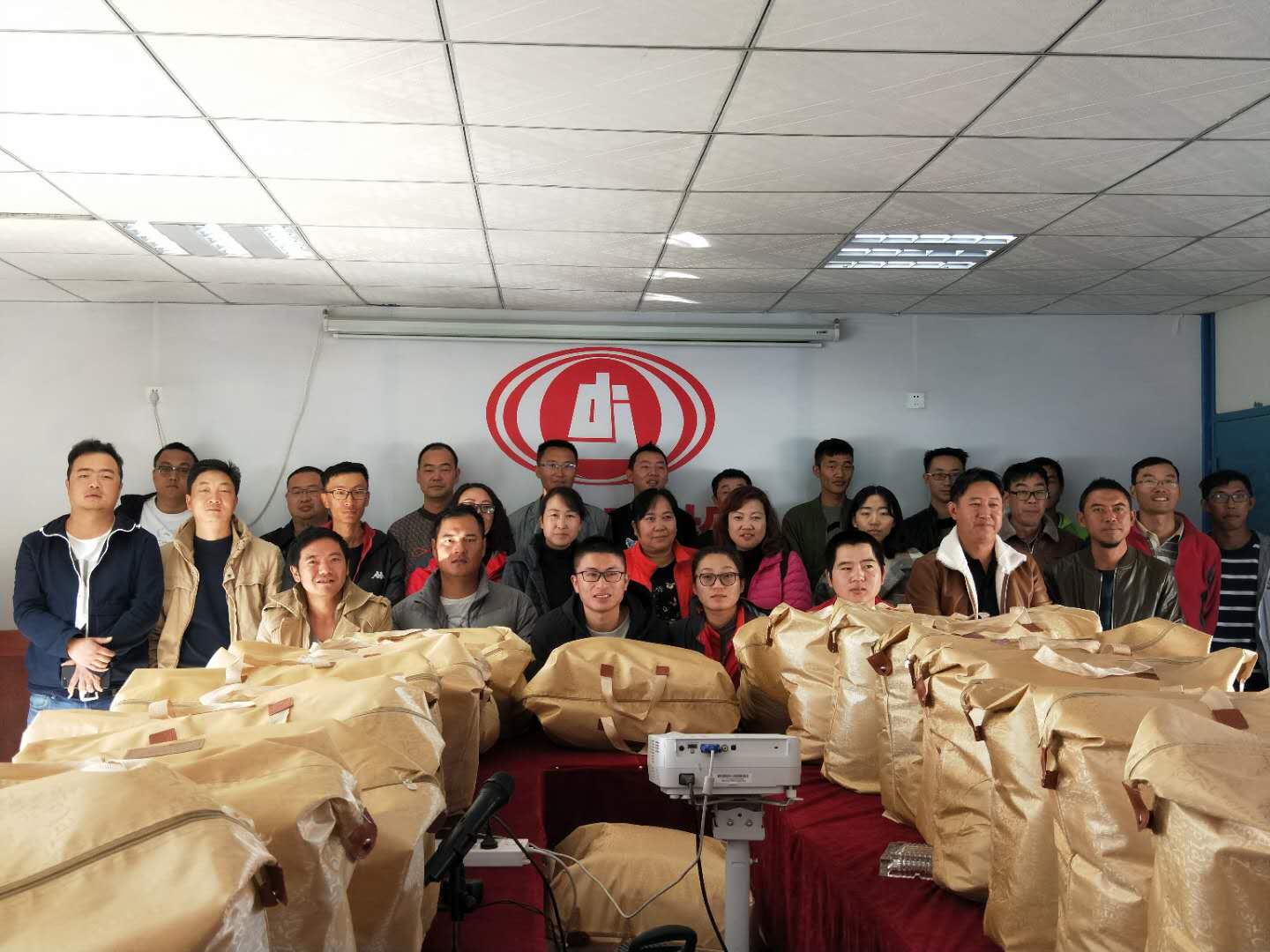 第二項目部開展“送溫暖”活動