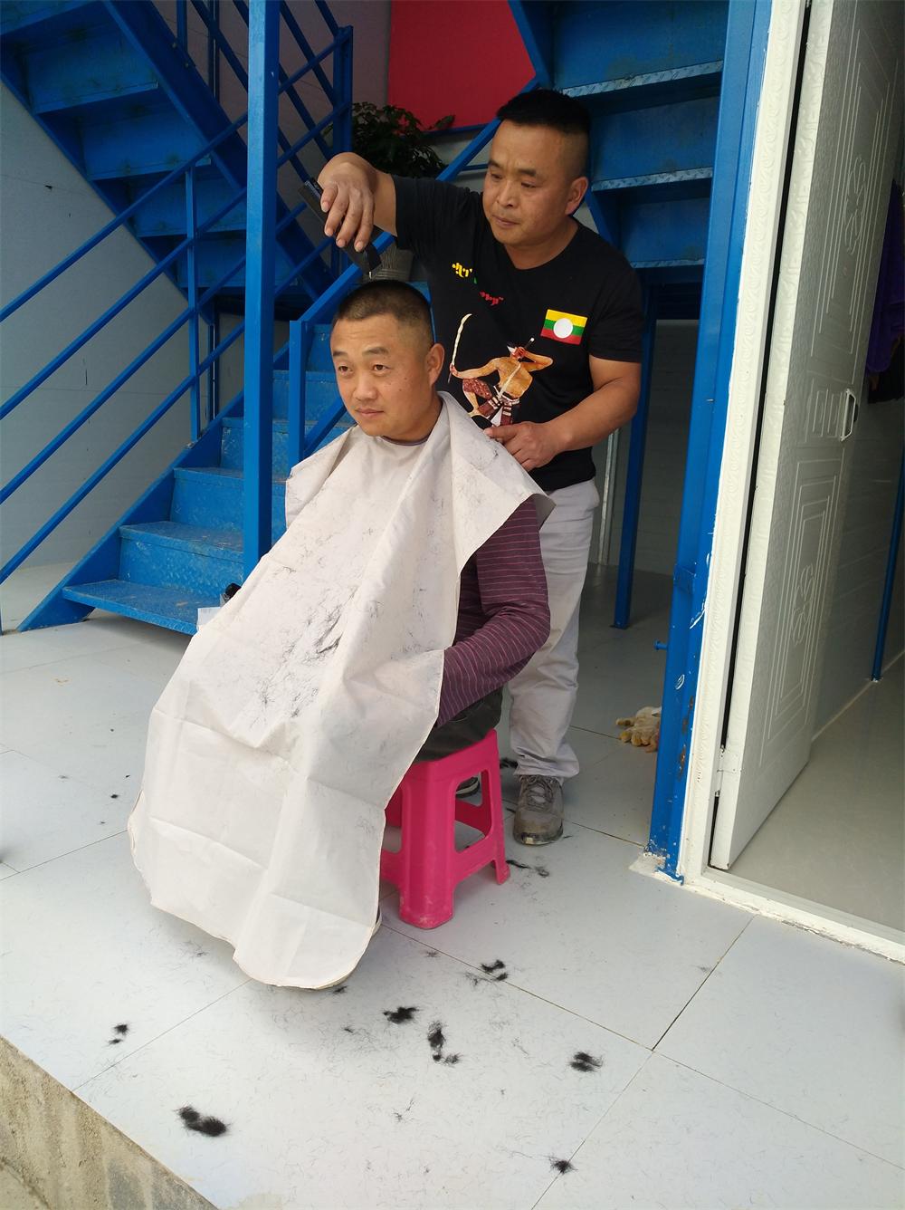 王師傅理的“小鍋蓋”在第四直管部元綠項目火了