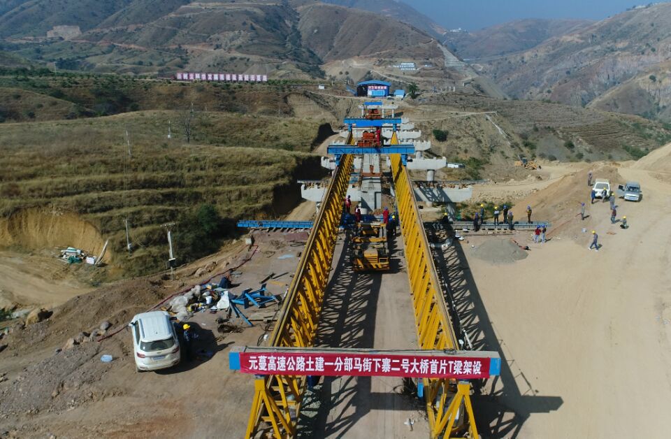 路橋市政直管部元蔓高速一分部首片T梁成功架設