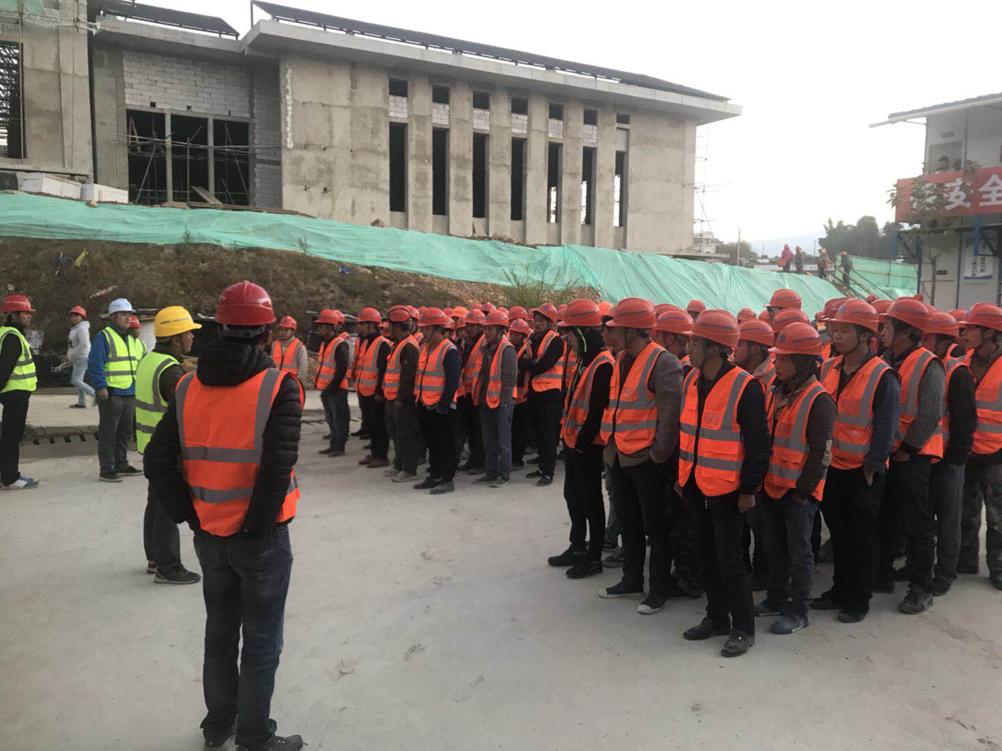 安裝分公司為一線項目發放反光背心