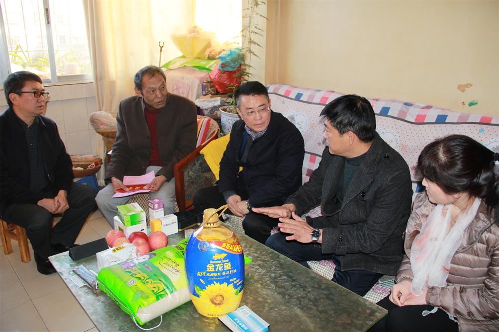 集團副總經理張駿入戶慰問公司困難黨員和職工