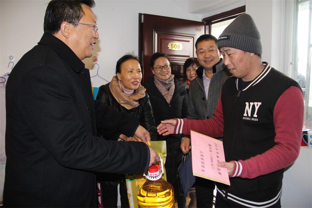 省國資委領導春節前夕慰問公司困難職工