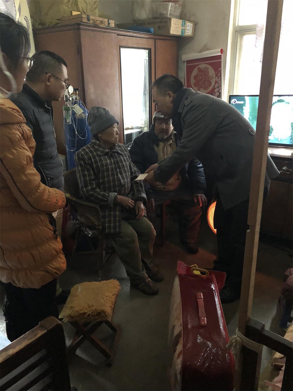 第一水電項目部慰問退休困難職工