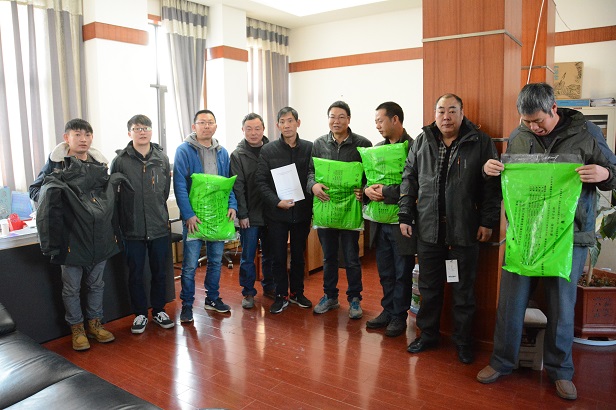 冬衣送溫暖，福利暖人心