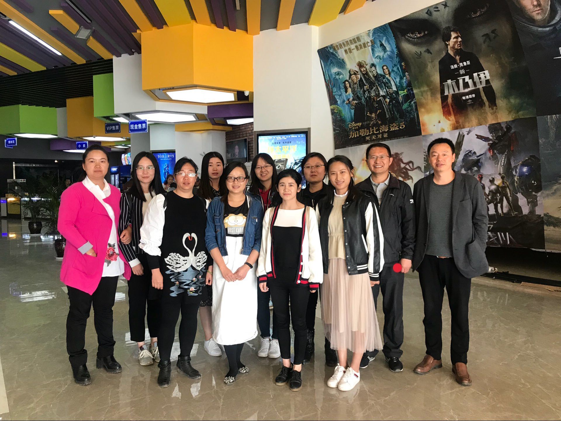 第三項目經理部組織“三八”節踏青觀影活動