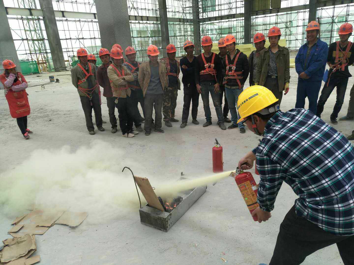 第九直管部滇西科技師范學院項目組織現場消防知識培訓