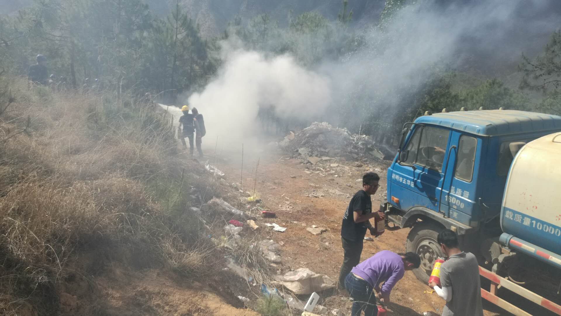 第四直管部香麗高速13-3工區職工見義勇為撲滅山火