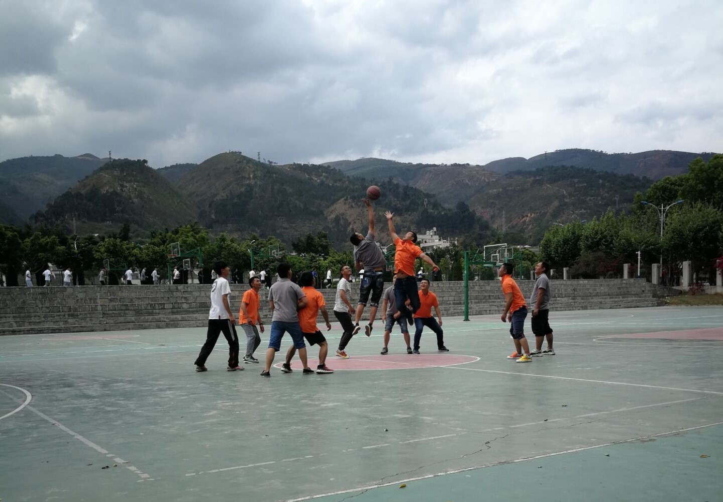 公司保山永昌景苑項目舉行籃球友誼賽