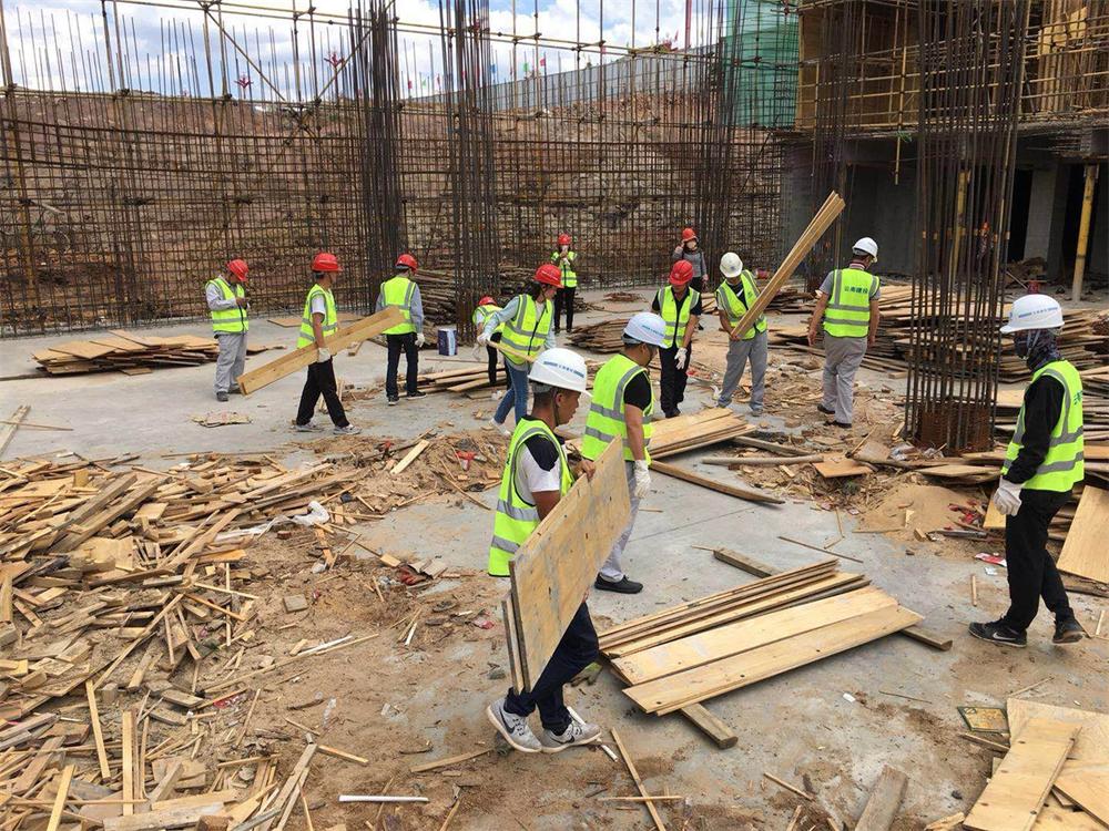 第六直管部楚雄發展中心項目組織義務勞動紀念“五四”活動