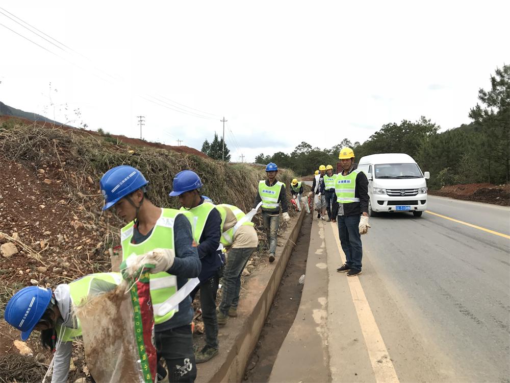 第七直管部香麗高速公路土建施工13項目部13-4工區組織掃路