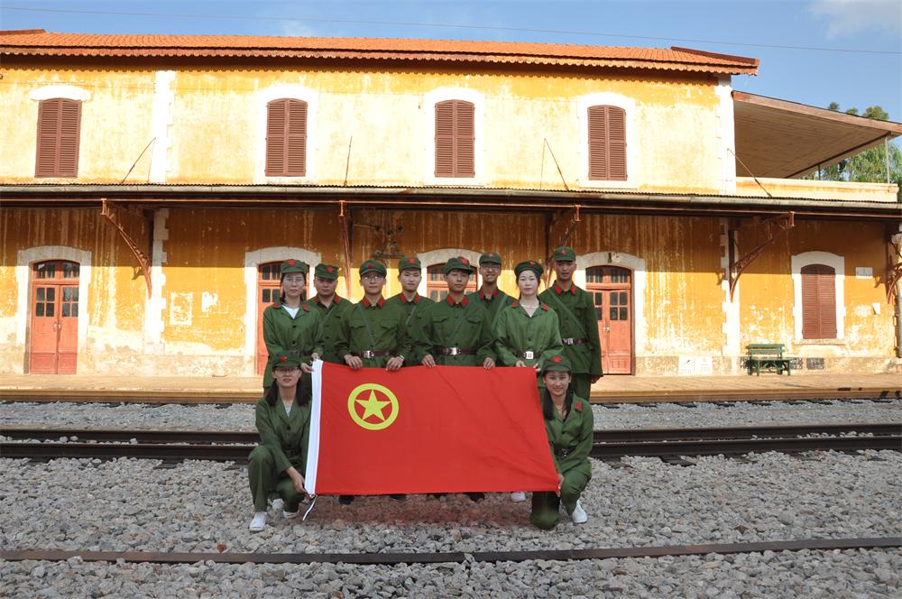 公司第三項目部組織職工到碧色寨開展紅色教育