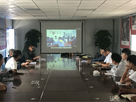 公司楚雄發展中心項目組織觀看反腐專題片