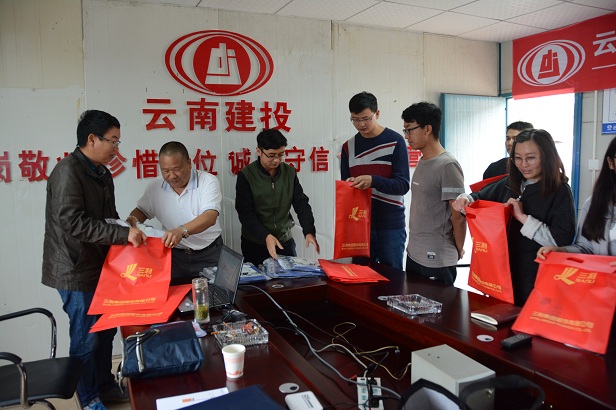 第六直管部向全體職工發放“送清涼安全大禮包”