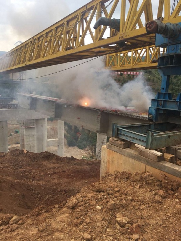 元蔓高速公路南處河2號大橋30米首片T梁成功架設