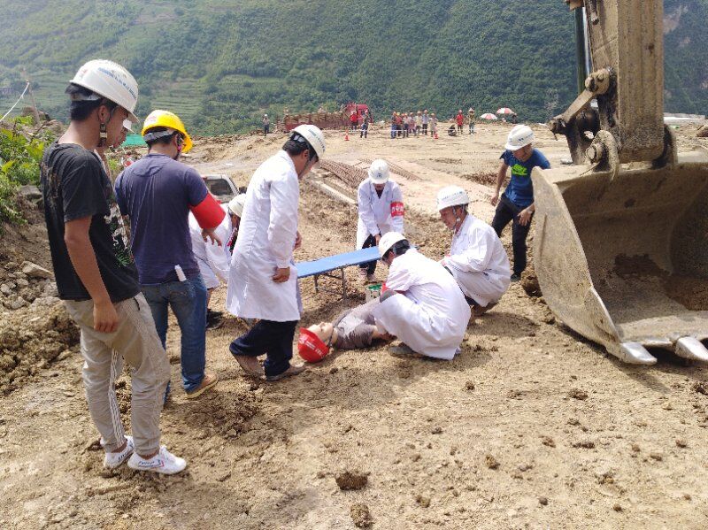 第八直管部吉利中學建設項目部 開展“機械傷害”應急救援演練