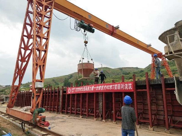 路橋市政直管部土建一分部3號梁場首片40米T梁順利澆筑