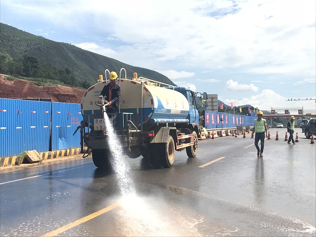 香麗高速土建施工十三項目部13-4工區組織清洗施工道口路面