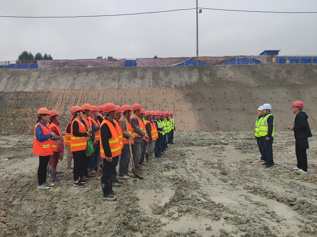 公司舉行曲靖市印染廠片區(qū)棚戶區(qū)改造A地塊建設(shè)項(xiàng)目（六標(biāo)段）動工儀式