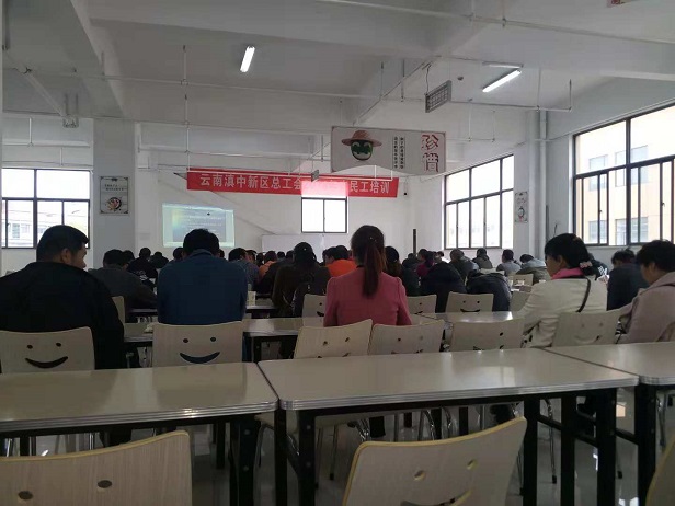 公司第一項(xiàng)目部空港項(xiàng)目組織農(nóng)民工參加培訓(xùn)