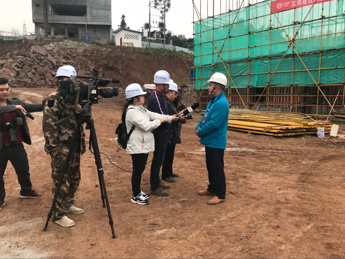 昭通電視臺(tái)到永善縣易地扶貧搬遷縣城安置建設(shè)工程（桐堡新區(qū)安置點(diǎn)）現(xiàn)場(chǎng)采訪報(bào)道